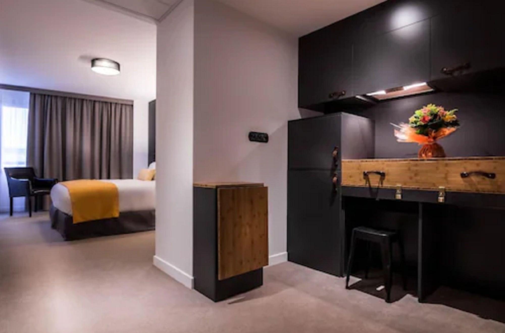 Best Western Plus Suitcase Paris La Defense Буа-Коломб Экстерьер фото